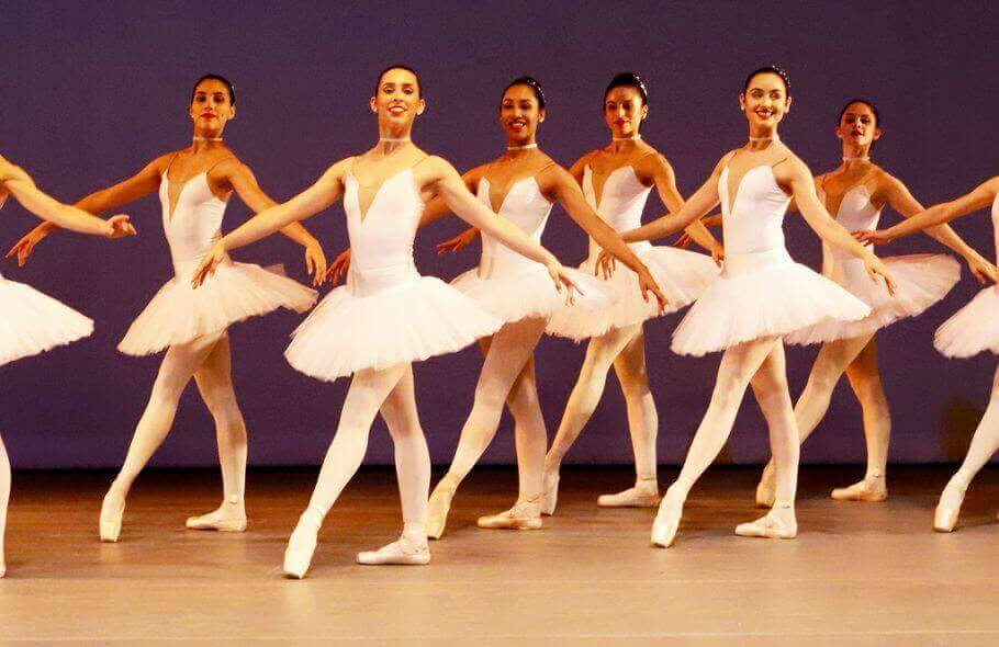 Bailarines de Danza Clásica...